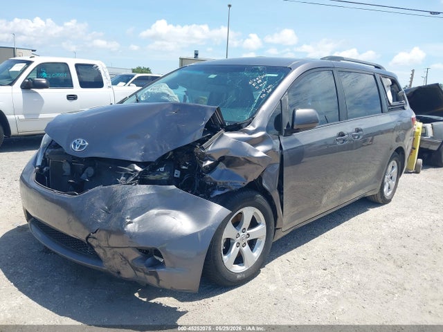 45252075 :رقم المزاد ، 5TDKZ3DC8HS871158 vin ، 2017 Toyota Sienna Le 8 Passenger مزاد بيع
