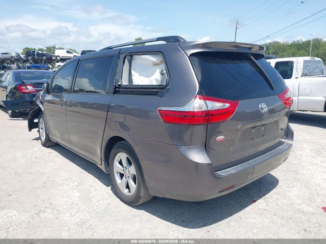 45252075 :رقم المزاد ، 5TDKZ3DC8HS871158 vin ، 2017 Toyota Sienna Le 8 Passenger مزاد بيع