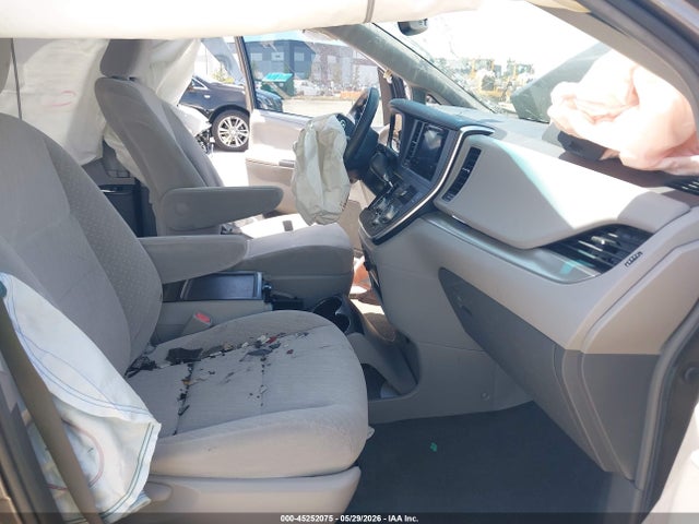 45252075 :رقم المزاد ، 5TDKZ3DC8HS871158 vin ، 2017 Toyota Sienna Le 8 Passenger مزاد بيع
