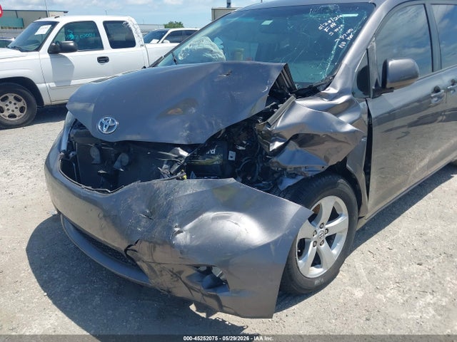 45252075 :رقم المزاد ، 5TDKZ3DC8HS871158 vin ، 2017 Toyota Sienna Le 8 Passenger مزاد بيع