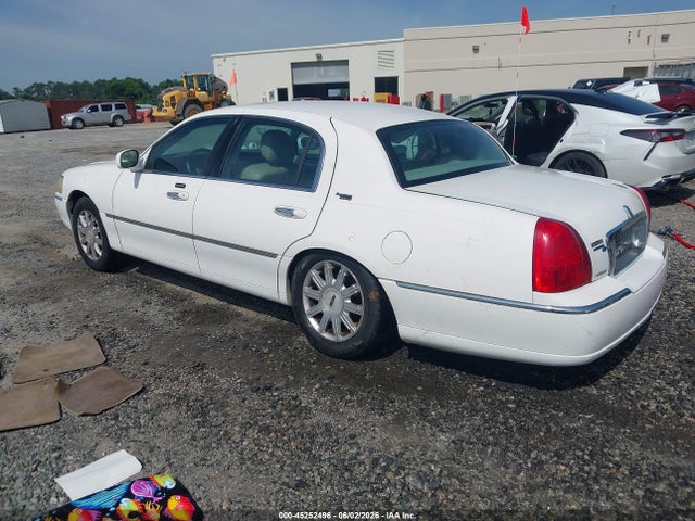 45252496 :رقم المزاد ، 1LNHM82V56Y625966 vin ، 2006 Lincoln Town Car Signature Limited مزاد بيع