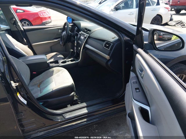 45252676 :رقم المزاد ، 4T1BF1FK4FU053870 vin ، 2015 Toyota Camry Se مزاد بيع