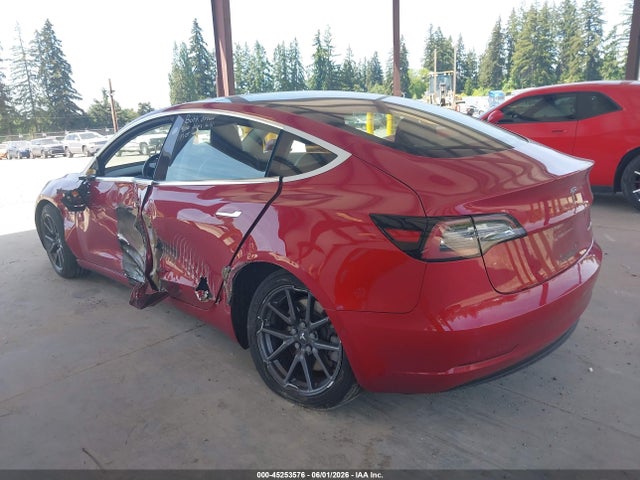 45253576 :رقم المزاد ، 5YJ3E1EB6JF055098 vin ، 2018 Tesla Model 3 Long Range/performance مزاد بيع