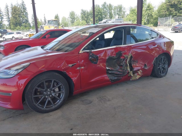 45253576 :رقم المزاد ، 5YJ3E1EB6JF055098 vin ، 2018 Tesla Model 3 Long Range/performance مزاد بيع