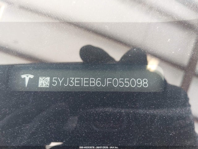 45253576 :رقم المزاد ، 5YJ3E1EB6JF055098 vin ، 2018 Tesla Model 3 Long Range/performance مزاد بيع