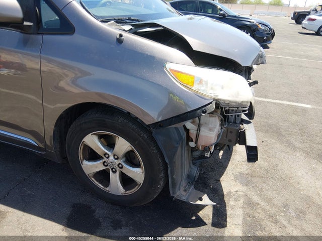 45255044 :رقم المزاد ، 5TDKK3DC6ES521852 vin ، 2014 Toyota Sienna Le V6 8 Passenger مزاد بيع
