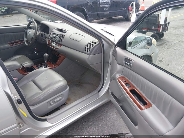 45256106 :رقم المزاد ، 4T1BF30K55U621076 vin ، 2005 Toyota Camry Xle V6 مزاد بيع