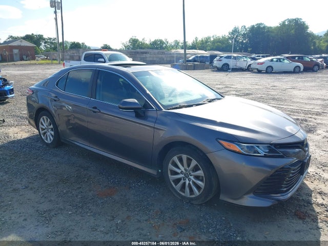 45257184 :رقم المزاد ، 4T1B11HK3JU504646 vin ، 2018 Toyota Camry Le مزاد بيع