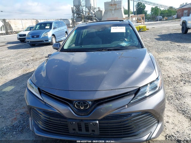 45257184 :رقم المزاد ، 4T1B11HK3JU504646 vin ، 2018 Toyota Camry Le مزاد بيع