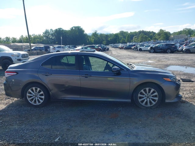 45257184 :رقم المزاد ، 4T1B11HK3JU504646 vin ، 2018 Toyota Camry Le مزاد بيع