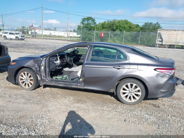 45257184 :رقم المزاد ، 4T1B11HK3JU504646 vin ، 2018 Toyota Camry Le مزاد بيع