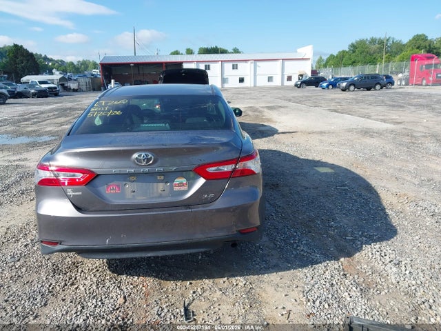 45257184 :رقم المزاد ، 4T1B11HK3JU504646 vin ، 2018 Toyota Camry Le مزاد بيع