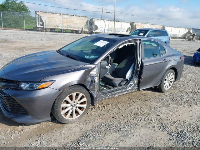 45257184 :رقم المزاد ، 4T1B11HK3JU504646 vin ، 2018 Toyota Camry Le مزاد بيع