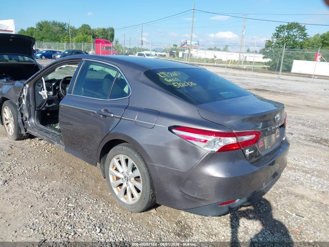 45257184 :رقم المزاد ، 4T1B11HK3JU504646 vin ، 2018 Toyota Camry Le مزاد بيع
