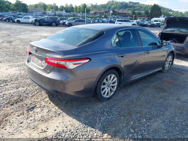 45257184 :رقم المزاد ، 4T1B11HK3JU504646 vin ، 2018 Toyota Camry Le مزاد بيع