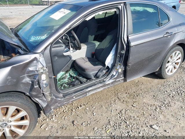 45257184 :رقم المزاد ، 4T1B11HK3JU504646 vin ، 2018 Toyota Camry Le مزاد بيع