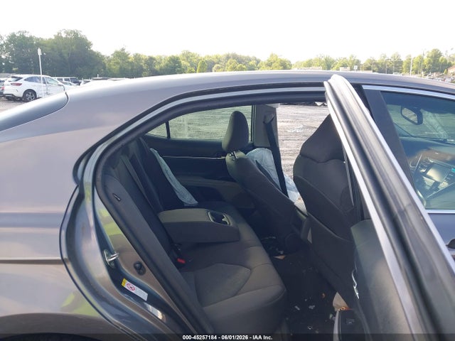 45257184 :رقم المزاد ، 4T1B11HK3JU504646 vin ، 2018 Toyota Camry Le مزاد بيع