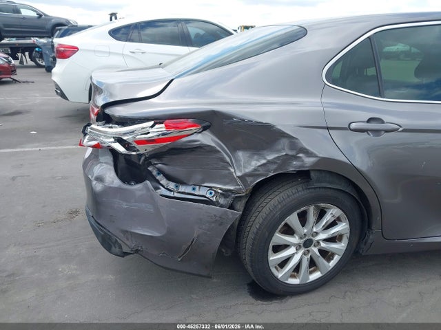 45257332 :رقم المزاد ، 4T1B11HK9JU620059 vin ، 2018 Toyota Camry Le مزاد بيع