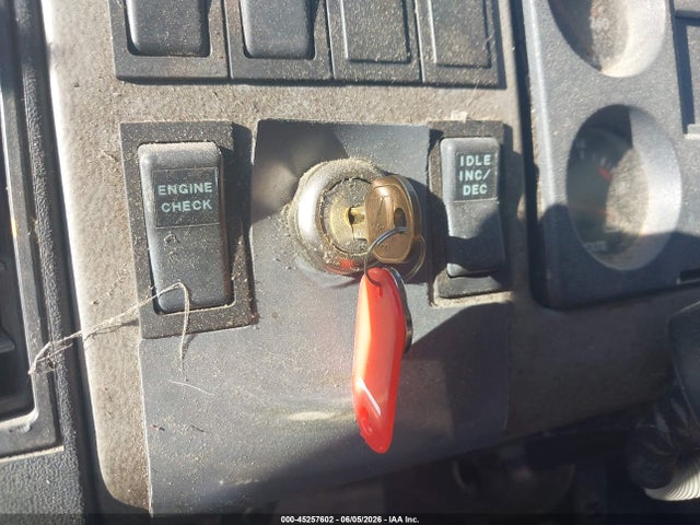 45257602 :رقم المزاد ، 1FV3GFFC0XHA40823 vin ، 1999 Freightliner Medium Conventional Fl60 مزاد بيع