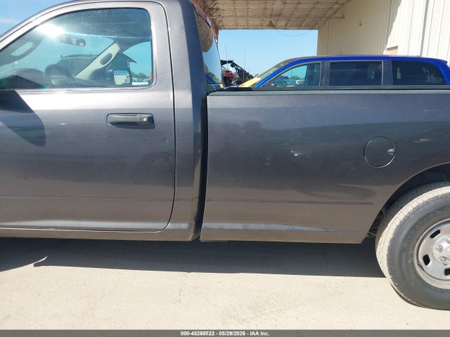 45258722 :رقم المزاد ، 3C6JR6DGXJG318149 vin ، 2018 Ram 1500 Tradesman  4x2 8' Box مزاد بيع