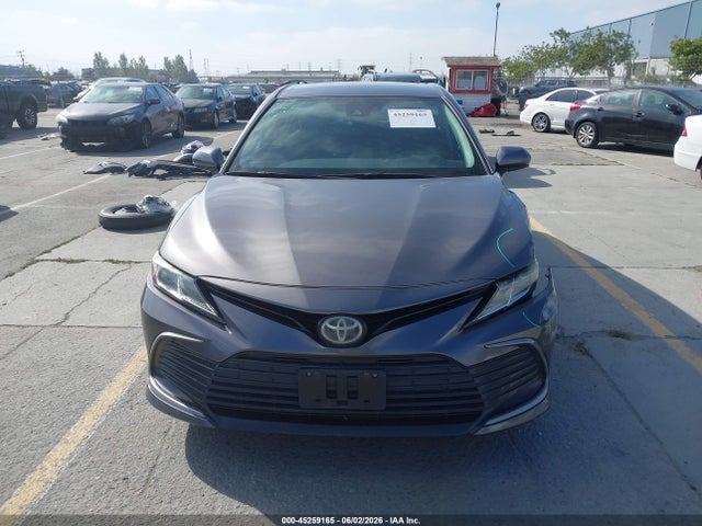 45259165 :رقم المزاد ، 4T1C11AK4MU545757 vin ، 2021 Toyota Camry Le مزاد بيع