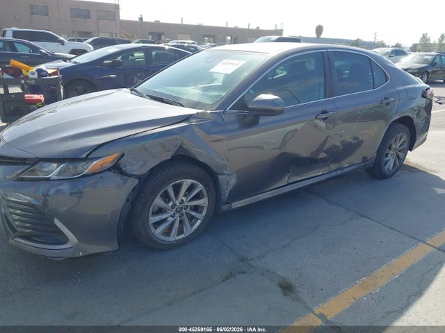 45259165 :رقم المزاد ، 4T1C11AK4MU545757 vin ، 2021 Toyota Camry Le مزاد بيع