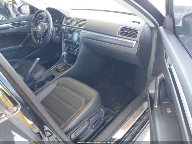 Продажа на аукционе авто 2017 Volkswagen Passat 1.8t R-line, vin: 1VWDT7A32HC068592, номер лота: 45259348