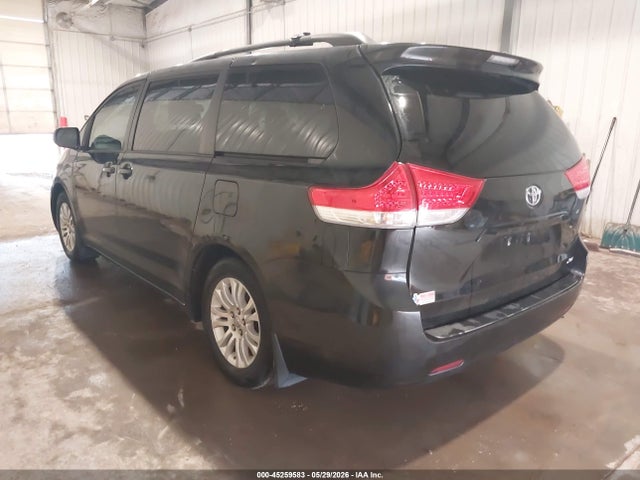 2013 Toyota Sienna Xle V6 8 Passenger მანქანა იყიდება აუქციონზე, vin: 5TDYK3DC3DS299845, აუქციონის ნომერი: 45259583