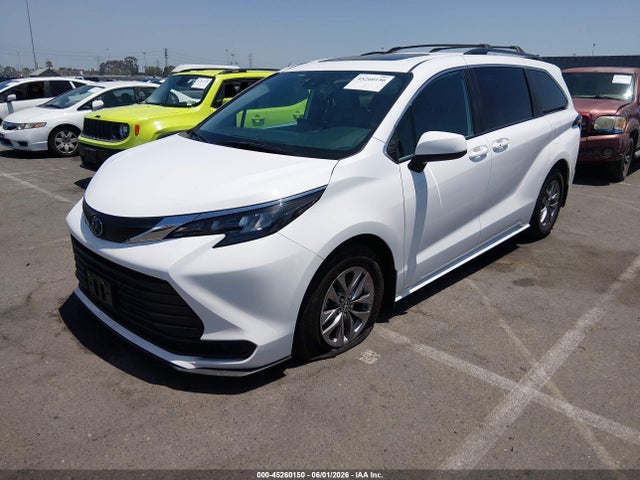 Toyota SIENNA LE 2025 5TDBRKEC0SS261707 Image 2