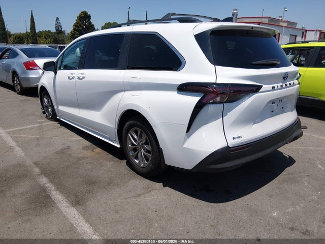 Toyota SIENNA LE 2025 5TDBRKEC0SS261707 Image 3