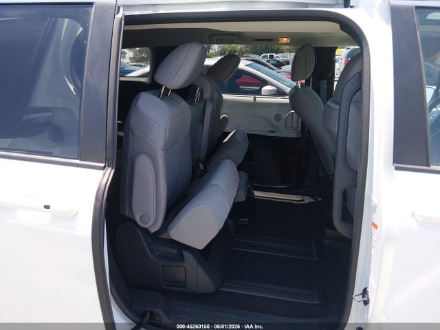 Toyota SIENNA LE 2025 5TDBRKEC0SS261707 Image 8