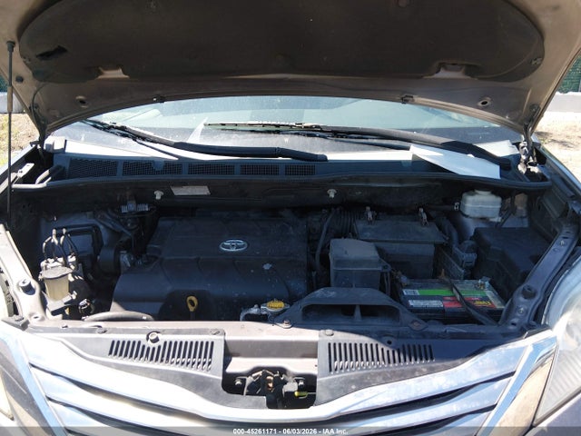 45261171 :رقم المزاد ، 5TDYK3DC7BS070159 vin ، 2011 Toyota Sienna Xle V6 مزاد بيع