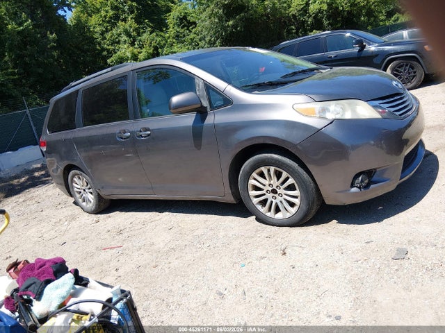 45261171 :رقم المزاد ، 5TDYK3DC7BS070159 vin ، 2011 Toyota Sienna Xle V6 مزاد بيع