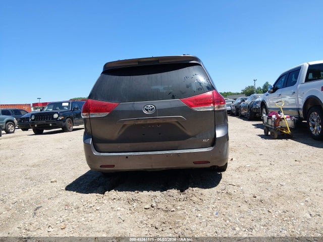 45261171 :رقم المزاد ، 5TDYK3DC7BS070159 vin ، 2011 Toyota Sienna Xle V6 مزاد بيع
