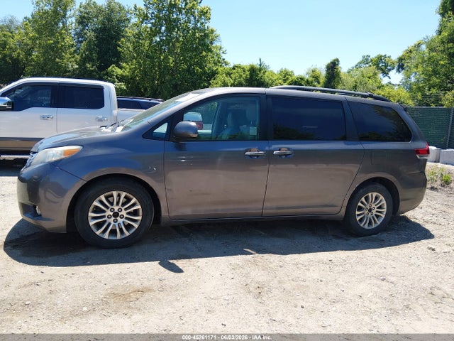 45261171 :رقم المزاد ، 5TDYK3DC7BS070159 vin ، 2011 Toyota Sienna Xle V6 مزاد بيع
