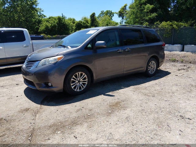 45261171 :رقم المزاد ، 5TDYK3DC7BS070159 vin ، 2011 Toyota Sienna Xle V6 مزاد بيع