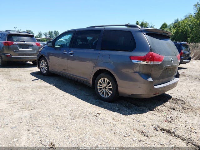 45261171 :رقم المزاد ، 5TDYK3DC7BS070159 vin ، 2011 Toyota Sienna Xle V6 مزاد بيع