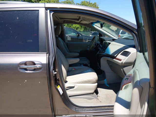45261171 :رقم المزاد ، 5TDYK3DC7BS070159 vin ، 2011 Toyota Sienna Xle V6 مزاد بيع