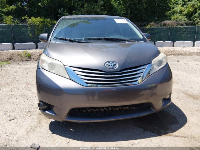 45261171 :رقم المزاد ، 5TDYK3DC7BS070159 vin ، 2011 Toyota Sienna Xle V6 مزاد بيع