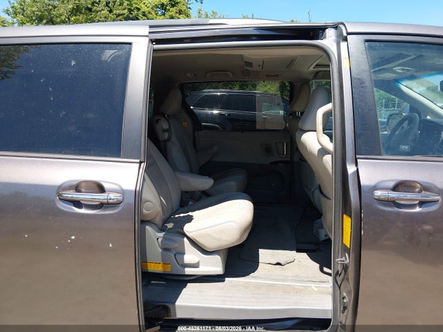 45261171 :رقم المزاد ، 5TDYK3DC7BS070159 vin ، 2011 Toyota Sienna Xle V6 مزاد بيع