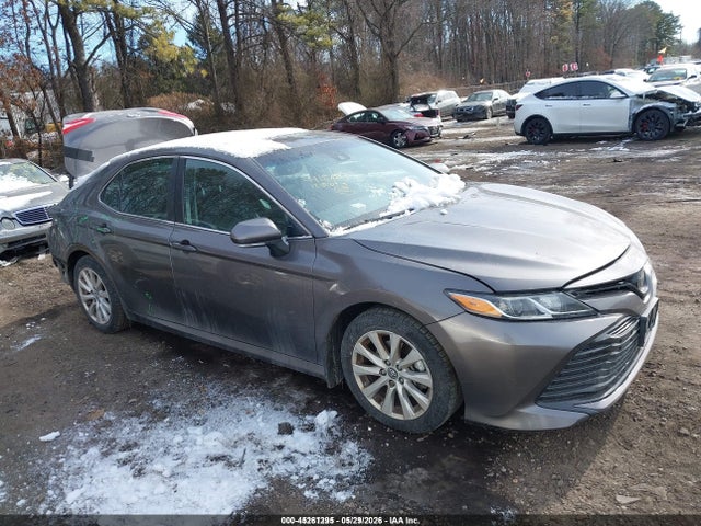 45261295 :رقم المزاد ، 4T1B11HKXJU644421 vin ، 2018 Toyota Camry Le مزاد بيع