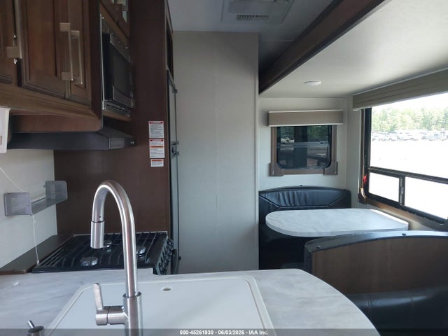 Продаж на аукціоні авто 2018 Forest River Crusader, vin: 5ZT3CSVB4JG122586, номер лоту: 45261930