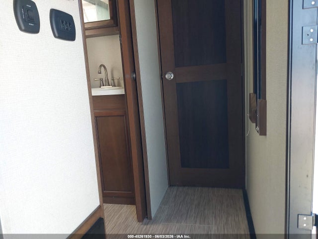 Продаж на аукціоні авто 2018 Forest River Crusader, vin: 5ZT3CSVB4JG122586, номер лоту: 45261930
