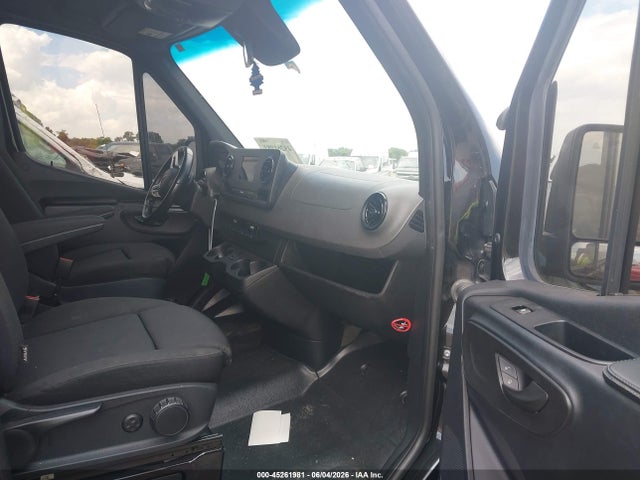 45261981 :رقم المزاد ، W1Z4DFHY0NT095790 vin ، 2022 Mercedes-benz Sprinter 2500 Standard Roof I4 Diesel مزاد بيع