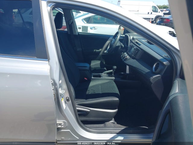 2T3ZFREV3JW521743 Toyota RAV4 LE