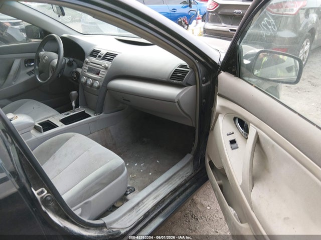 45263304 :رقم المزاد ، 4T1BK3EKXBU117591 vin ، 2011 Toyota Camry Le V6 مزاد بيع