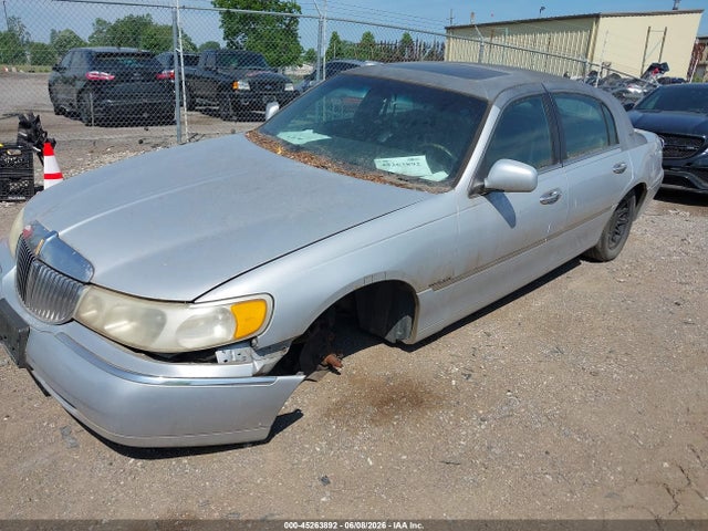 1998 Lincoln Town Car Signature მანქანა იყიდება აუქციონზე, vin: 1LNFM82W1WY656499, აუქციონის ნომერი: 45263892