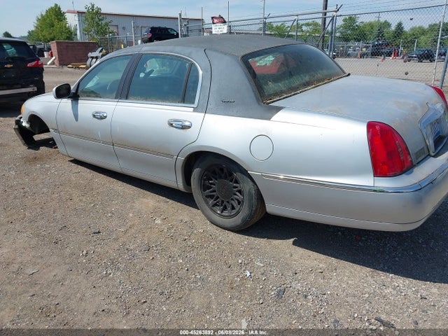 1998 Lincoln Town Car Signature მანქანა იყიდება აუქციონზე, vin: 1LNFM82W1WY656499, აუქციონის ნომერი: 45263892