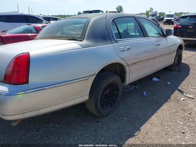 1998 Lincoln Town Car Signature მანქანა იყიდება აუქციონზე, vin: 1LNFM82W1WY656499, აუქციონის ნომერი: 45263892