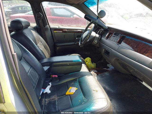 1998 Lincoln Town Car Signature მანქანა იყიდება აუქციონზე, vin: 1LNFM82W1WY656499, აუქციონის ნომერი: 45263892